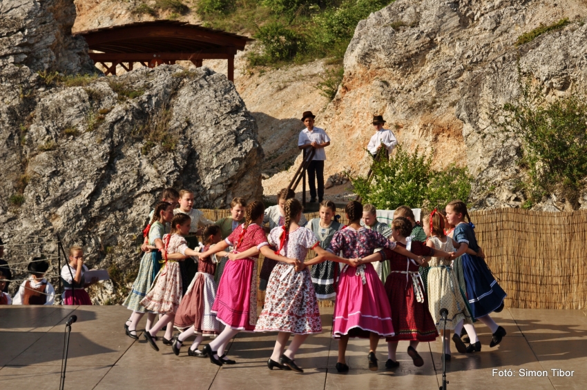 Ertl Pálné Megyei Gyermek Néptánc Találkozó