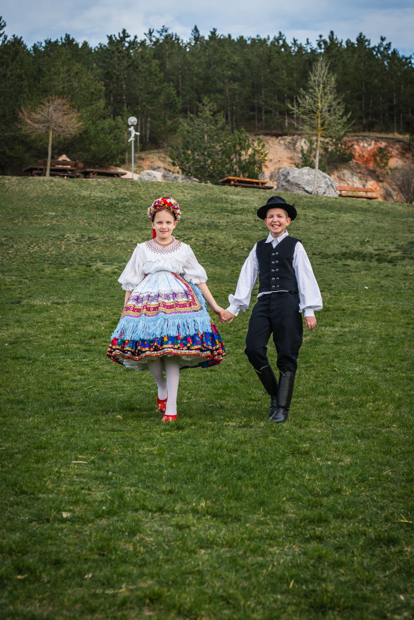 Fotók a Közparkban és a református templom kapujában!