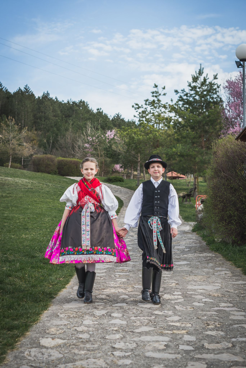 Fotók a Közparkban és a református templom kapujában!