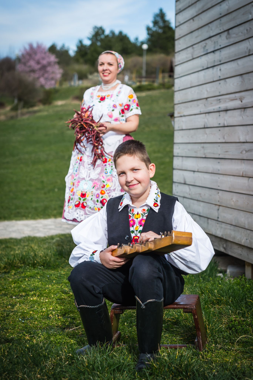 Fotók a Közparkban és a református templom kapujában!