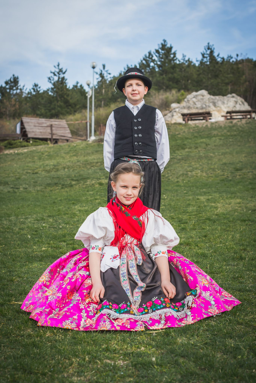 Fotók a Közparkban és a református templom kapujában!