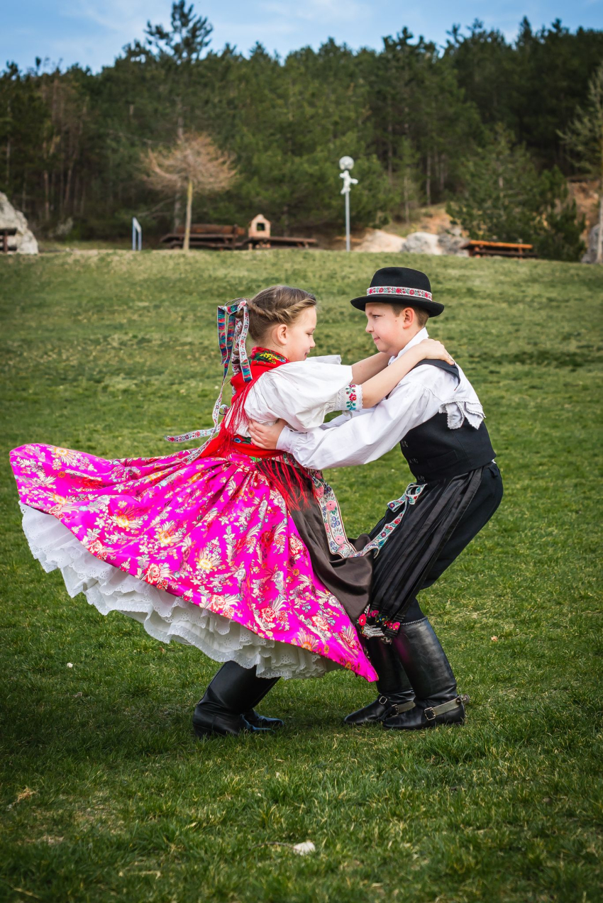 Fotók a Közparkban és a református templom kapujában!