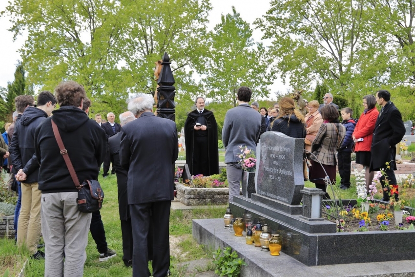 Ertl Pálné kopjafa avatás