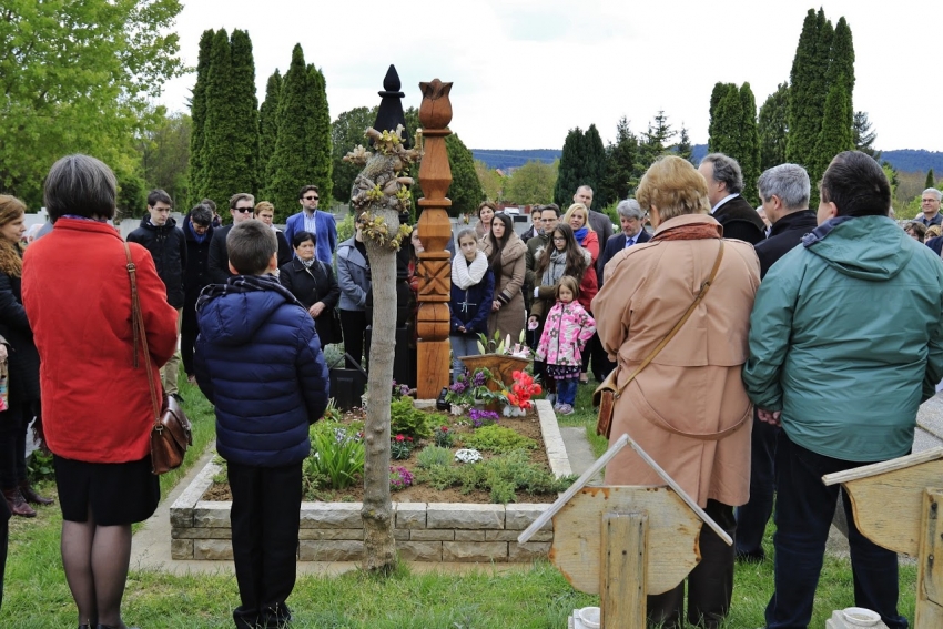 Ertl Pálné kopjafa avatás