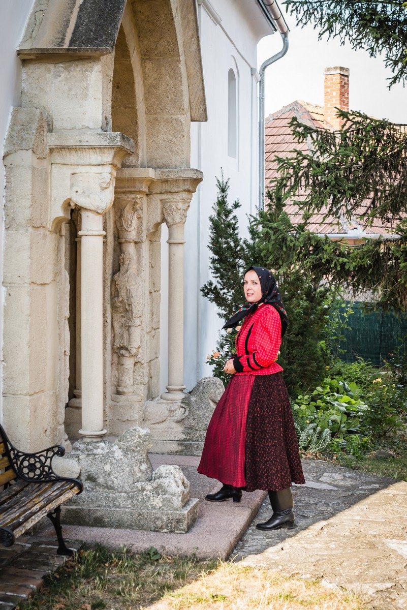 Fotók a Közparkban és a református templom kapujában!