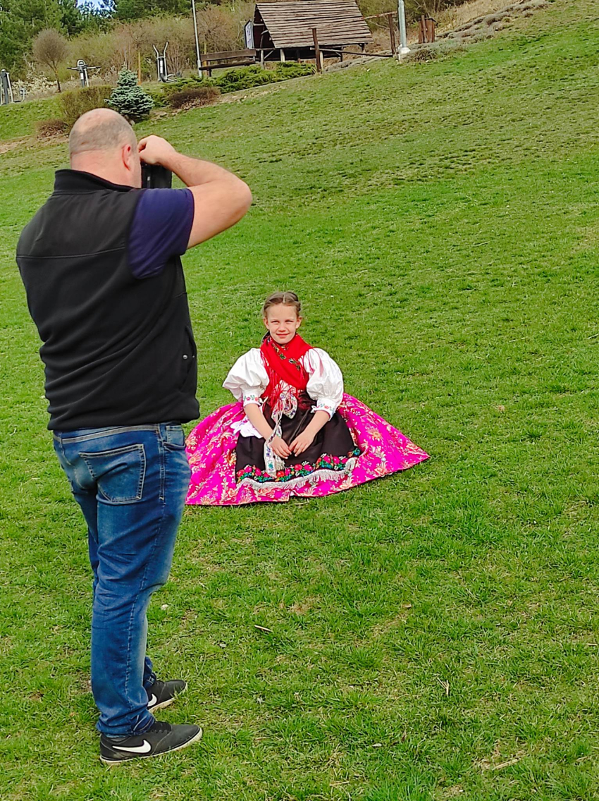 Fotók a Közparkban és a református templom kapujában!