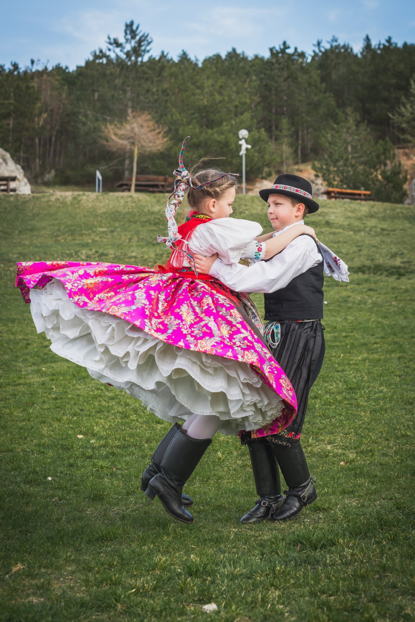 Fotók a Közparkban és a református templom kapujában!