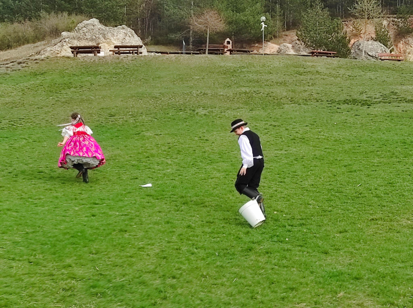 Fotók a Közparkban és a református templom kapujában!