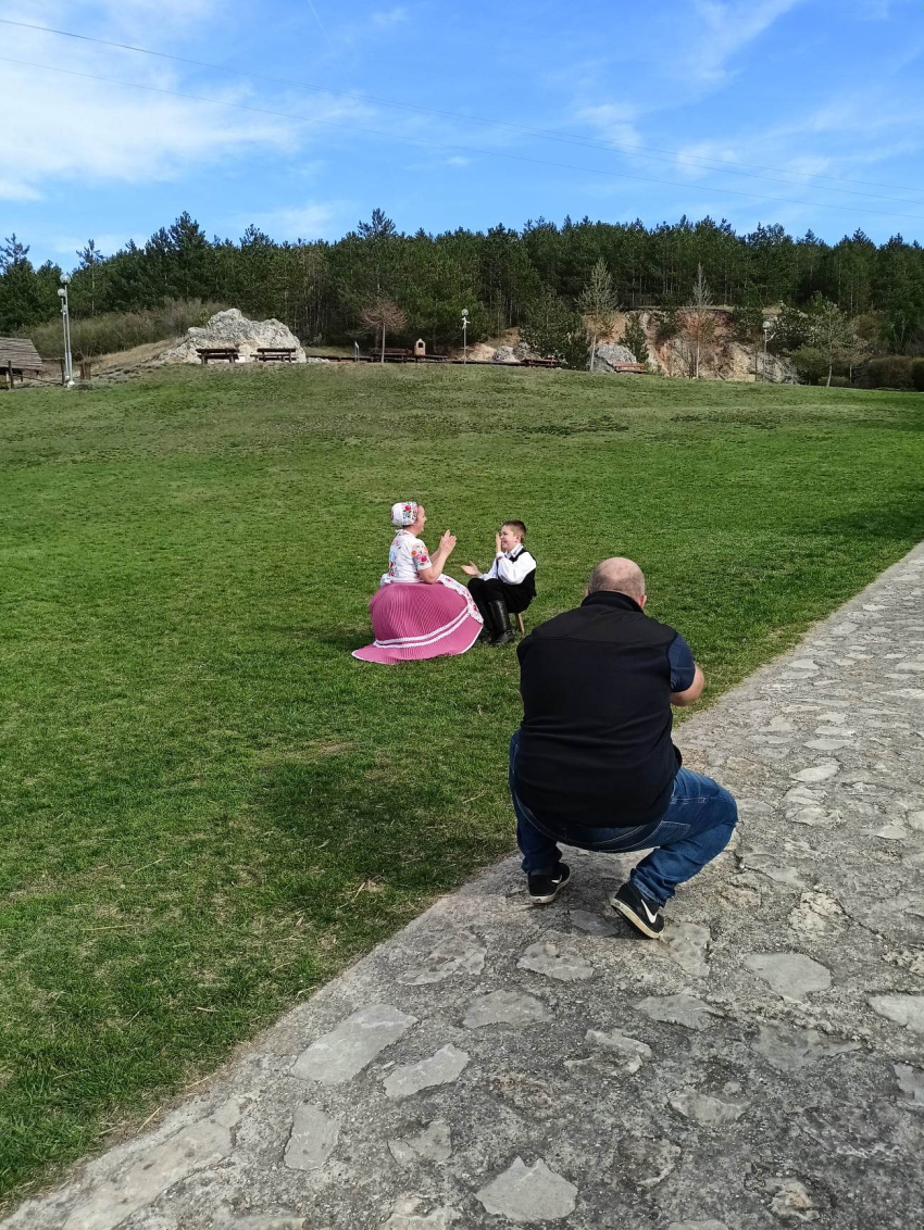 Fotók a Közparkban és a református templom kapujában!