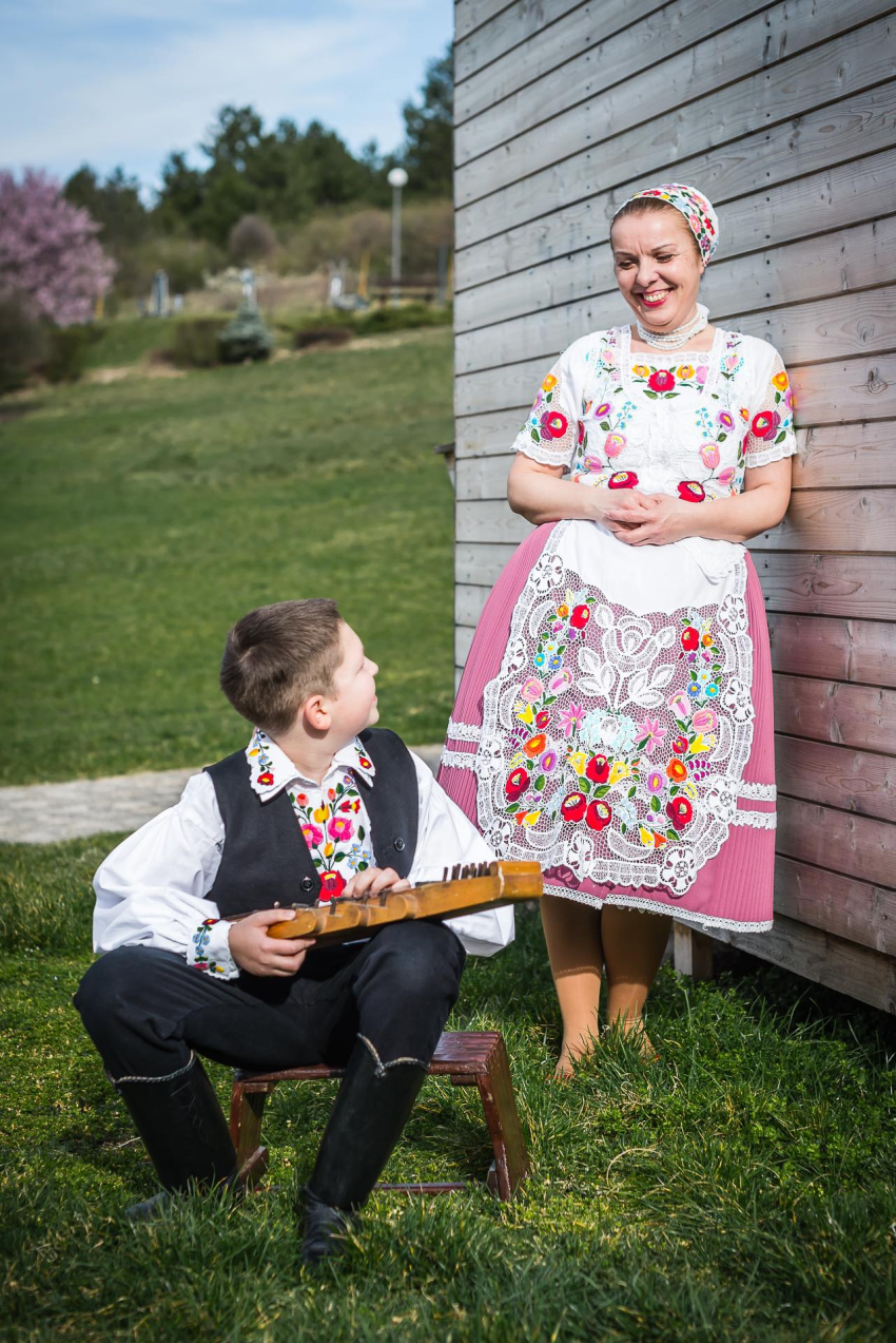 Fotók a Közparkban és a református templom kapujában!