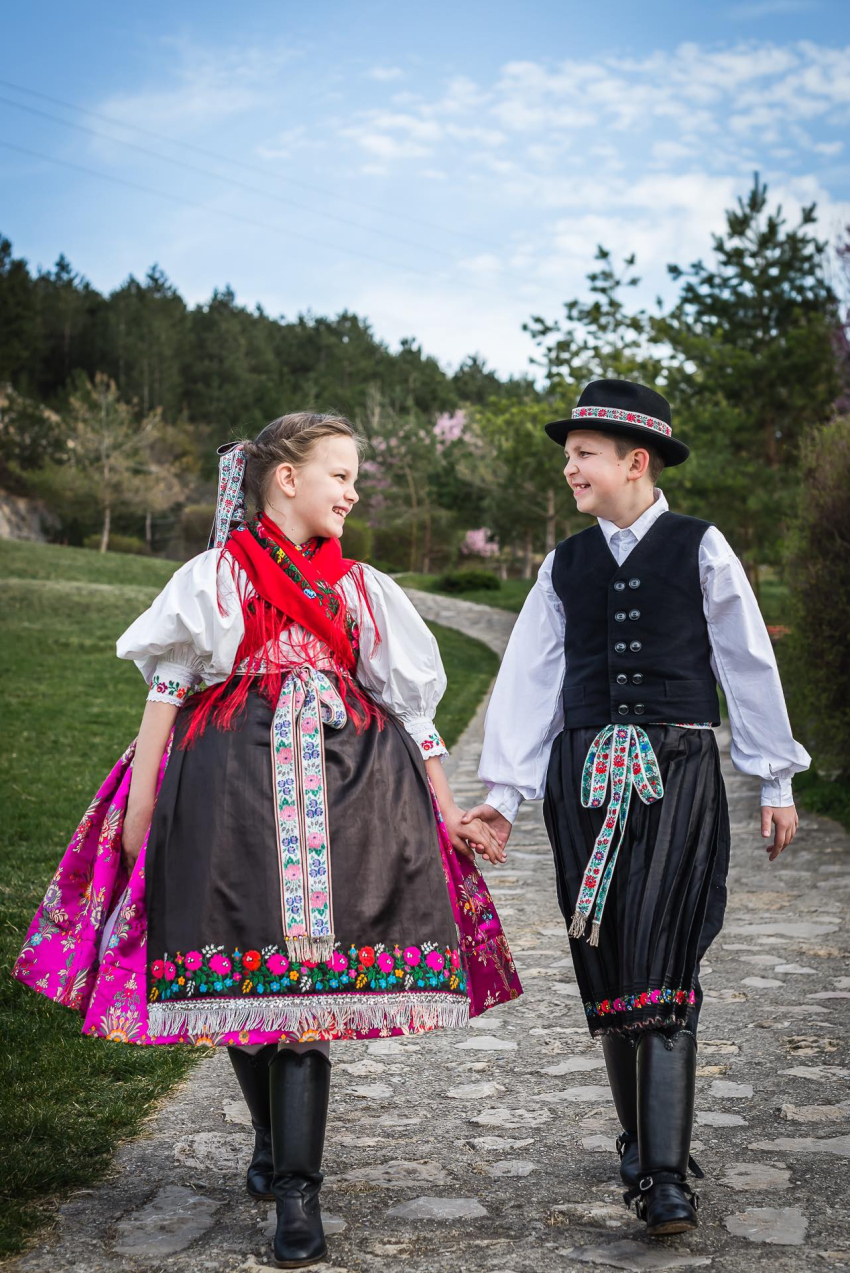 Fotók a Közparkban és a református templom kapujában!