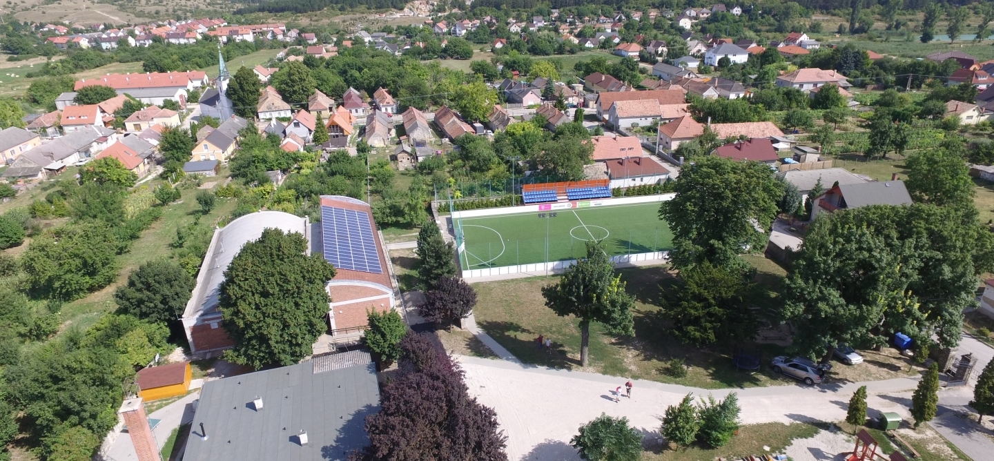 MŰFÜVES FUTBALLPÁLYA